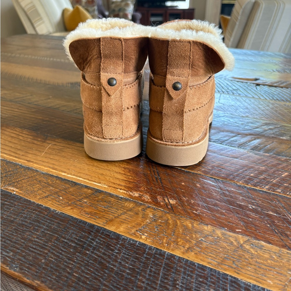 Ugg McKay boot
Size 9.5, color is chestnut - Picture 4 of 8
